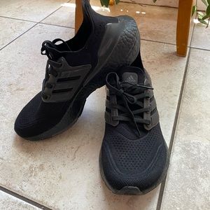 ⭐️ Women’s Black Adidas Ultra Boost ⭐️